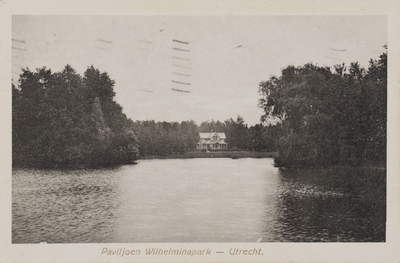 606569 Gezicht op de vijver in het Wilhelminapark te Utrecht, met op de achtergrond het Melkhuis van de Volksbond tegen ...